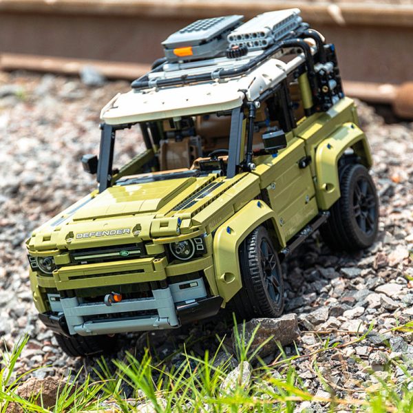 Land Rover Defender, Removable Roof Rack, Rotating Gear to Recover the Tow Rope, Travel Compartment, Foldable Rear Seats, Four-Speed Gearbox, Six-Cylinder Engine (2623 Pcs) - Image 7
