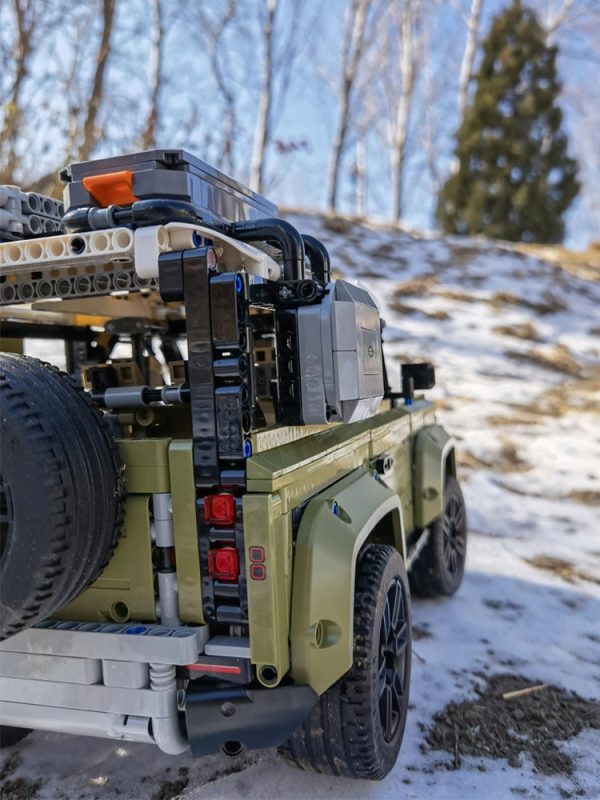 Land Rover Defender, Removable Roof Rack, Rotating Gear to Recover the Tow Rope, Travel Compartment, Foldable Rear Seats, Four-Speed Gearbox, Six-Cylinder Engine (2623 Pcs) - Image 10