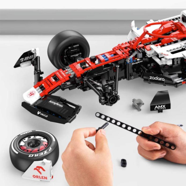 The Official 2022 Alfa Romeo F1 Car ORLEN C42 (1868 Pcs) - Image 7